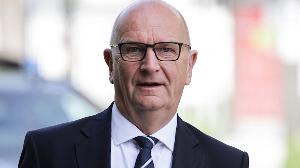 Brandenburgs Ministerpräsident Dietmar Woidke (SPD) nennt Schwerpunkte für die Verteilung der Mittel aus dem Sondervermögen Infrastruktur. (Archivbild) / Foto: Hannes P Albert/dpa