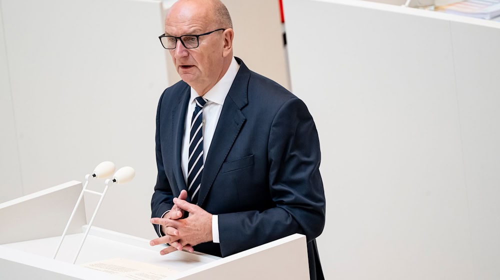 Brandenburgs Regierungschef Dietmar Woidke (SPD) hält eine Senkung der Stromsteuer für alle Stromkunden für notwendig (Archivbild).  / Foto: Fabian Sommer/dpa