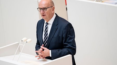 Brandenburgs Regierungschef Dietmar Woidke (SPD) hält eine Senkung der Stromsteuer für alle Stromkunden für notwendig (Archivbild).  / Foto: Fabian Sommer/dpa
