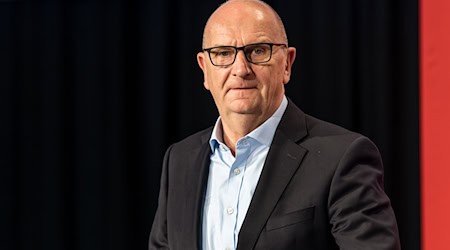 Brandenburgs Ministerpräsident Dietmar Woidke verweist bei der Frage potenzieller Nachfolgekandidaten auf den SPD-Nachwuchs. (Archivbild) / Foto: Frank Hammerschmidt/dpa