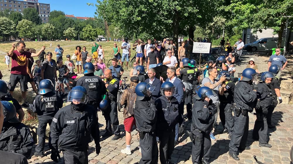 Demonstrierende und Polizisten stehen im Görlitzer Park.  / Foto: Andreas Heimann/dpa