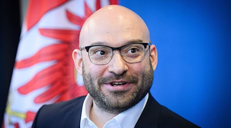 Brandenburgs Innenminister René Wilke (parteilos, für SPD) hat den neuen Verfassungsschutzbericht vorgestellt (Archivbild).  / Foto: Bernd von Jutrczenka/dpa