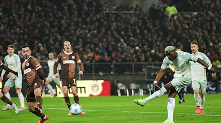 Derrick Köhn (r) erzielte in der vergangenen Saison einen von zwei insgesamt zwei Treffern gegen St. Pauli. / Foto: Christian Charisius/dpa