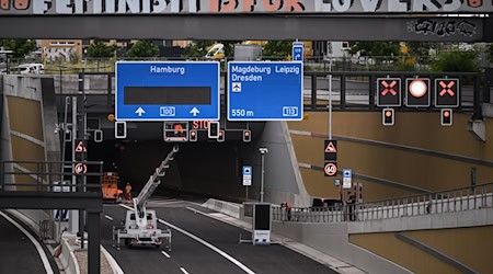 Der 3,2 Kilometer lange Autobahnabschnitt führt vom Dreieck Neukölln bis zur Anschlussstelle Treptower Park. / Foto: Britta Pedersen/dpa