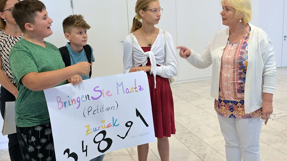 Zwei Schüler und eine Schülerin aus Lychen wollen erreichen, dass die abgeschobene jesidische Familie zurück nach Deutschland kommt.  / Foto: Michael Bahlo/dpa