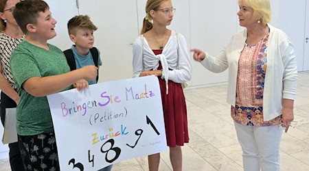 Zwei Schüler und eine Schülerin aus Lychen wollen erreichen, dass die abgeschobene jesidische Familie zurück nach Deutschland kommt.  / Foto: Michael Bahlo/dpa
