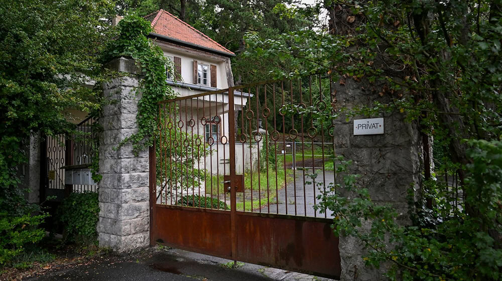 Die alte Siemens-Villa soll zwangsversteigert werden.  / Foto: Jens Kalaene/dpa