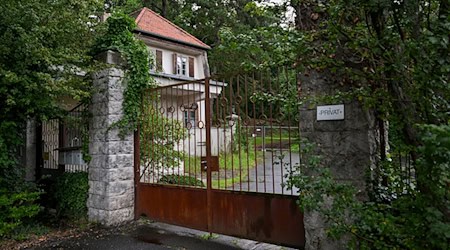 Die alte Siemens-Villa soll zwangsversteigert werden.  / Foto: Jens Kalaene/dpa