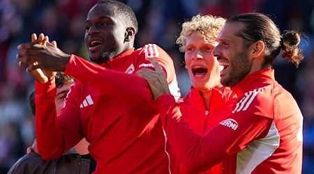 Ilyas Ansah wird von den Kollegen nach seinem Doppelpack gefeiert.  / Foto: Soeren Stache/dpa