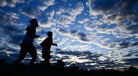 Nach einem sommerlichen Montag soll es am Dienstag in Berlin und Brandenburg regnen. (Symbolbild) / Foto: Sebastian Gollnow/dpa