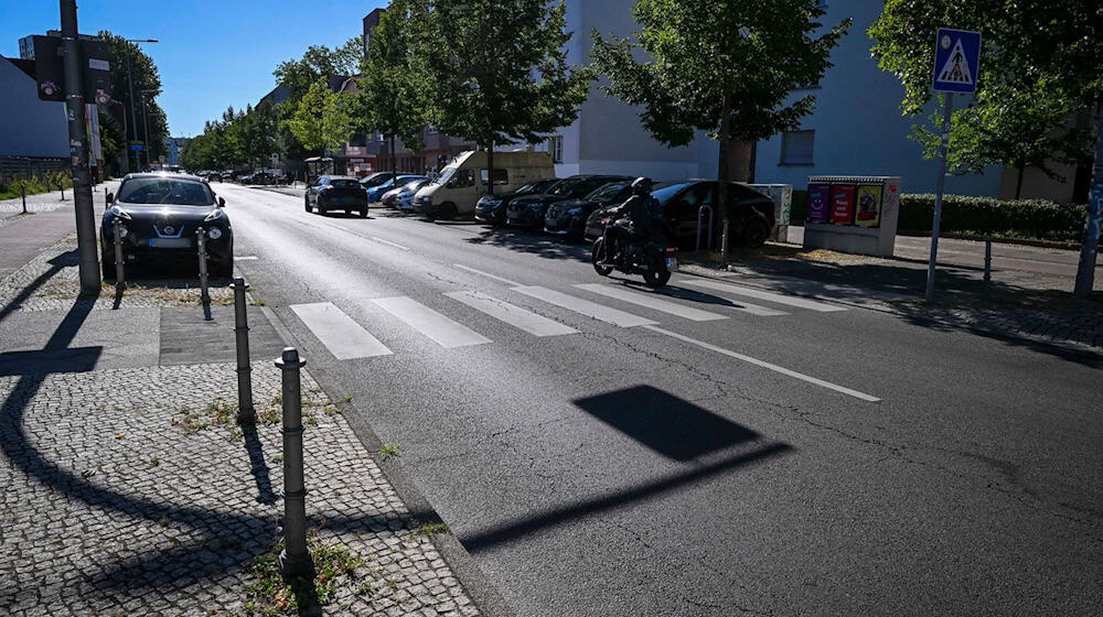 An diesem Zebrastreifen soll sich nach Polizeiangaben der tödliche Unfall abgespielt haben. / Foto: Jens Kalaene/dpa