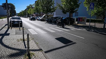 An diesem Zebrastreifen soll sich nach Polizeiangaben der tödliche Unfall abgespielt haben. / Foto: Jens Kalaene/dpa