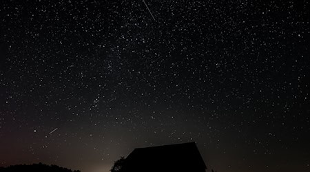 Sternschnuppenströme gibt es immer dann, wenn die Erde auf ihrer Bahn um die Sonne durch eine kosmische Staubwolke fliegt (Archivbild). / Foto: Frank Hammerschmidt/dpa