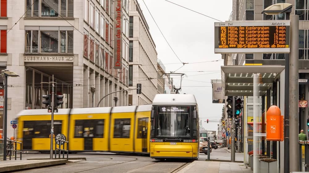 Beim Abbiegen fährt ein älterer Mann gegen eine Berliner Straßenbahn. (Symbolbild) / Foto: Carsten Koall/dpa