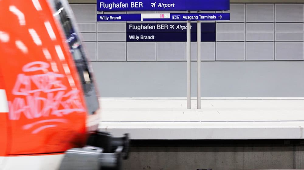 Fahrgäste können sich am Hauptstadtflughafen BER derzeit mithilfe von Künstlicher Intelligenz über die nächste Bahnverbindung informieren. (Archivbild) / Foto: Carsten Koall/dpa