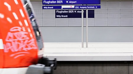 Fahrgäste können sich am Hauptstadtflughafen BER derzeit mithilfe von Künstlicher Intelligenz über die nächste Bahnverbindung informieren. (Archivbild) / Foto: Carsten Koall/dpa