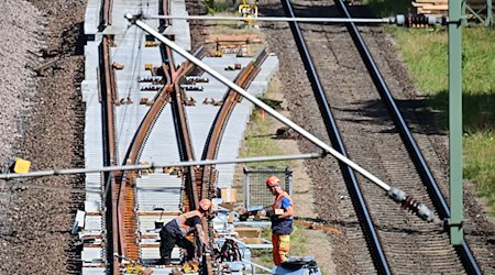 Bei der Generalsanierung zwischen Hamburg und Berlin wird schon an neuen Weichen gearbeitet. Teils wurden sie vor Beginn der Sperrung vormontiert.  / Foto: Sebastian Christoph Gollnow/dpa