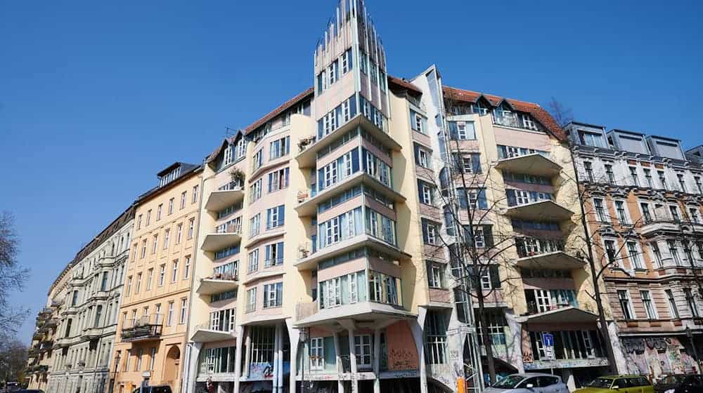 Hinrich Ballers Architektur ist eigenwillig und fällt auf - ein Beispiel ist das Torhaus am Fraenkelufer. (Archivfoto) / Foto: Annette Riedl/dpa-Zentralbild/ZB