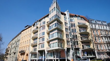 Hinrich Ballers Architektur ist eigenwillig und fällt auf - ein Beispiel ist das Torhaus am Fraenkelufer. (Archivfoto) / Foto: Annette Riedl/dpa-Zentralbild/ZB