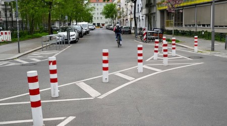 Ob und wie stark der Autoverkehr in Berlin ausgebremst werden soll, ist seit langem in der Diskussion. (Archivbild) / Foto: Jens Kalaene/dpa
