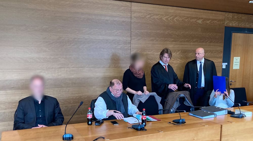 Die damals noch drei Angeklagten mit ihren Anwälten beim Prozess am Amtsgericht Waren. (Archivbild) / Foto: Helmut Reuter/dpa