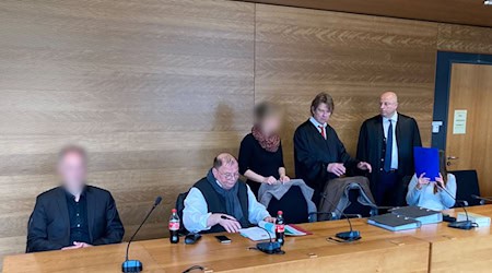 Die damals noch drei Angeklagten mit ihren Anwälten beim Prozess am Amtsgericht Waren. (Archivbild) / Foto: Helmut Reuter/dpa