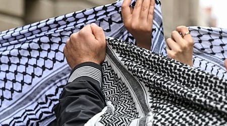 Bei Demonstrationen im Zusammenhang mit dem Nahost-Konflikt sind sogenannte Palästinensertücher zu sehen.  (Symbolbild) / Foto: Jens Kalaene/dpa
