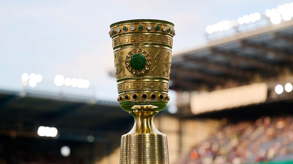Um diese Trophäe spielen die Teams im DFB-Pokal.  / Foto: Bernd Thissen/dpa