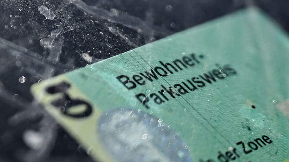 Anwohnerparken dürfte mit dem neuen Gesamtkonzept teurer werden. / Foto: Britta Pedersen/dpa