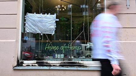 Brandspuren sind nach einem mutmaßlichen Brandanschlag auf den Berliner Cannabis-Shop zu sehen.  / Foto: Sebastian Christoph Gollnow/dpa