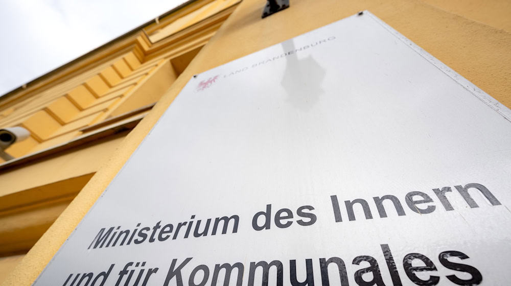 Das Brandenburger Innenministerium äußert sich zu der Förderung der AfD-nahen Erasmus-Stiftung. (Archivbild) / Foto: Soeren Stache/dpa