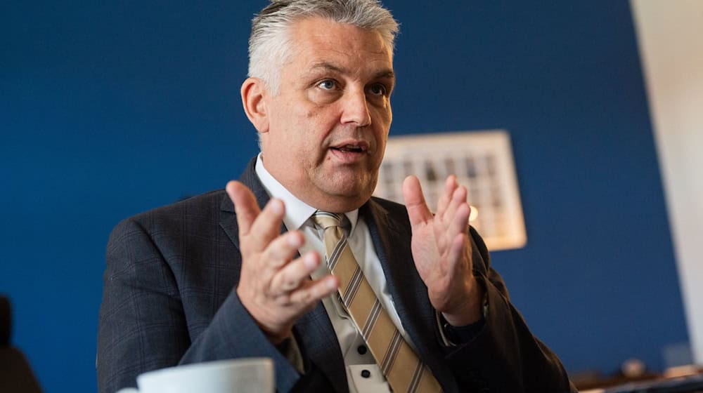 Brandenburgs Polizeipräsident zeigt sich aufgeschlossen bei der Anwendung von KI auch zur Strafverfolgung.  / Foto: Christophe Gateau/dpa