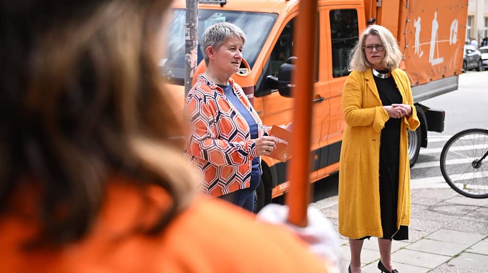 Ute Bonde (CDU, links) und Stephanie Otto, Vorstandsvorsitzende der Berliner Stadtreinigung (BSR). Die BSR hat im Jahr 2024 berlinweit rund 54.000 Kubikmeter illegale Ablagerungen beseitigt. / Foto: Britta Pedersen/dpa