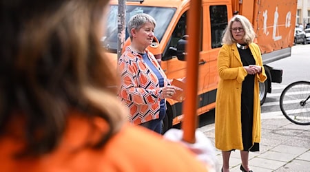 Ute Bonde (CDU, links) und Stephanie Otto, Vorstandsvorsitzende der Berliner Stadtreinigung (BSR). Die BSR hat im Jahr 2024 berlinweit rund 54.000 Kubikmeter illegale Ablagerungen beseitigt. / Foto: Britta Pedersen/dpa