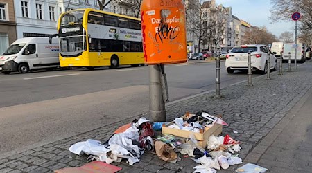 Viele Menschen werfen Müll achtlos weg (Archivbild)  / Foto: Anja Mia Neumann/dpa