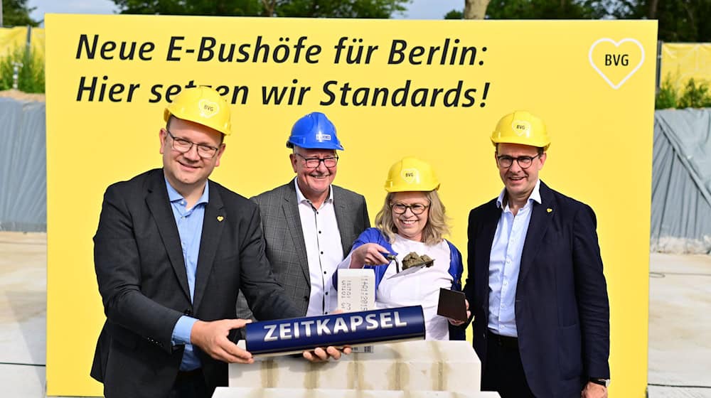 Der Grundstein für den neuen Betriebshof in der Säntisstraße ist gelegt, neben BVG-Chef Henrik Falk (rechts) war auch Verkehrssenatorin Ute Bonde (CDU) dabei (2. von rechts). / Foto: Sebastian Christoph Gollnow/dpa