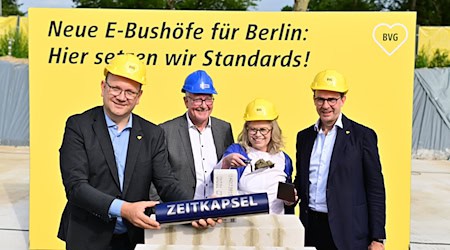 Der Grundstein für den neuen Betriebshof in der Säntisstraße ist gelegt, neben BVG-Chef Henrik Falk (rechts) war auch Verkehrssenatorin Ute Bonde (CDU) dabei (2. von rechts). / Foto: Sebastian Christoph Gollnow/dpa