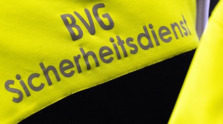 Bisher tragen nur Mitarbeiterinnen und Mitarbeiter des Sicherheitsdienstes der BVG Bodycams. (Symbolbild) / Foto: Soeren Stache/dpa