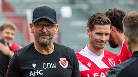 Energie-Trainer Claus-Dieter Wollitz (l) will einen richtigen Pokalfight seiner Mannschaft sehen. / Foto: Frank Hammerschmidt/dpa