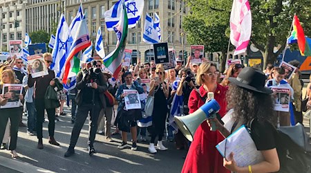 Zahlreiche Menschen nehmen an einer proisraelischen Demonstration in Berlin-Mitte teil. / Foto: Andreas Heimann/dpa