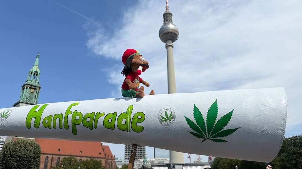 Den Teilnehmern der Hanfparade geht die Teillegalisierung von Cannabis nicht weit genug.  / Foto: Lutz Deckwerth/dpa