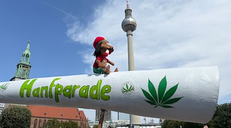 Den Teilnehmern der Hanfparade geht die Teillegalisierung von Cannabis nicht weit genug.  / Foto: Lutz Deckwerth/dpa