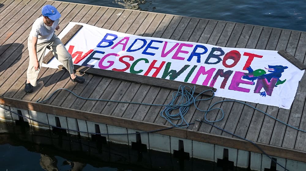Schwimmen in der Spree ist in der Berliner Innenstadt seit 100 Jahren verboten. (Archivbild) / Foto: Jens Kalaene/dpa