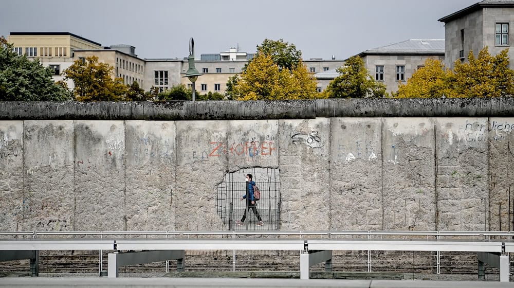 Die Berliner Mauer ist längst weg. Aber gibt es sie noch in den Köpfen? Auch darüber reden der Historiker Kowalczuk und der Linken-Politiker Ramelow. (Archivbild) / Foto: Britta Pedersen/dpa-Zentralbild/dpa