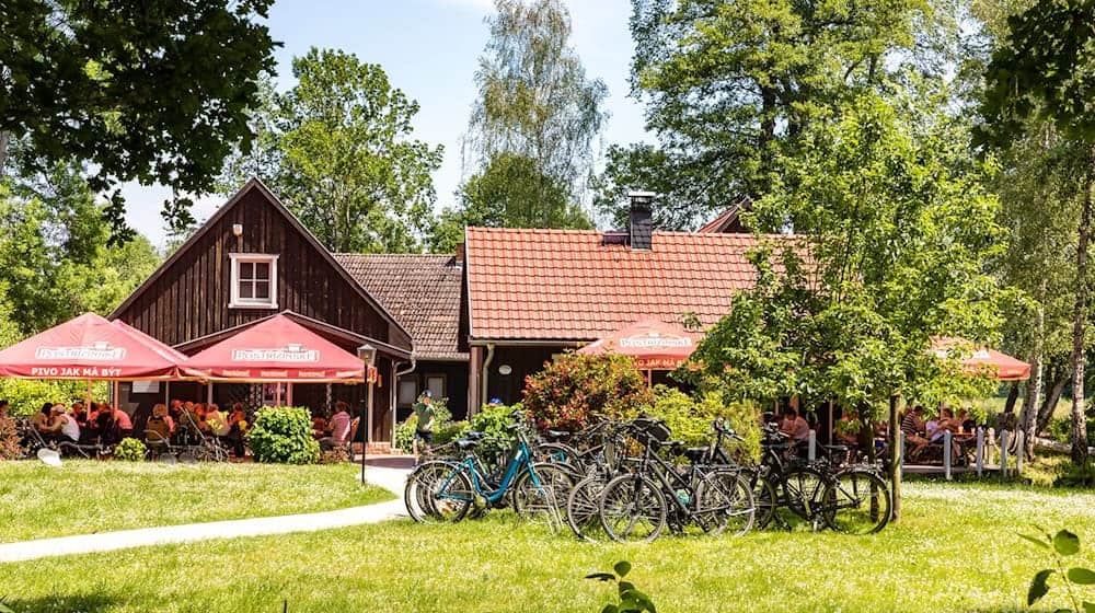 Ein Landgasthof im Spreewald. Bei schönem Wetter gut besucht. Anderswo in Brandenburg sucht man einen solchen Ort vergeblich. (Archivfoto) / Foto: Frank Hammerschmidt/dpa