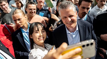 Selfie mit dem Chef des Bundeskanzleramts, Thorsten Frei (CDU). / Foto: Fabian Sommer/dpa