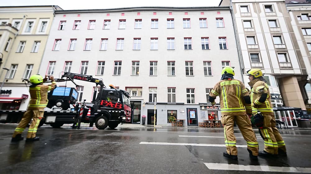 Die Probleme am Dachstuhl sind von der Straße aus zu sehen. / Foto: Sebastian Christoph Gollnow/dpa