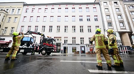 Die Probleme am Dachstuhl sind von der Straße aus zu sehen. / Foto: Sebastian Christoph Gollnow/dpa