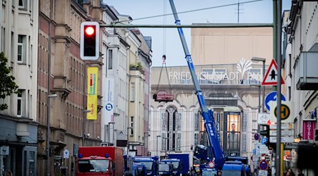 Die Einsatzkräfte des THW begannen am Abend mit den Absicherungsarbeiten am Haus. / Foto: Christoph Soeder/dpa