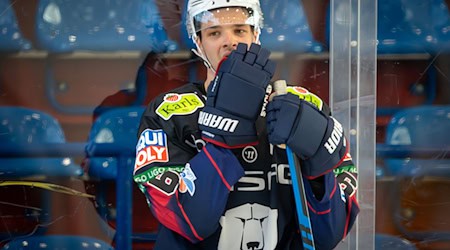 Kapitän Kai Wissmann von den Eisbären Berlin beim ersten öffentlichen Mannschaftstraining am Montag / Foto: Soeren Stache/dpa